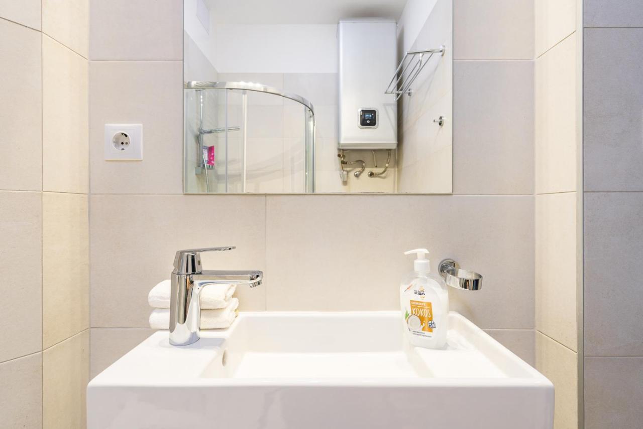 Bright Studio With Parliament View, Free Parking Budapest Bagian luar foto